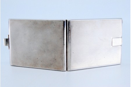 Caixa de toilette em prata guilhochada e espelho no interior.